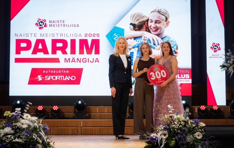 Jalgpalligalal anti naiste Meistriliiga parima m&auml;ngija auhind ekslikult Katriin Saulusele. Foto: Liisi Troska / jalgpall.ee