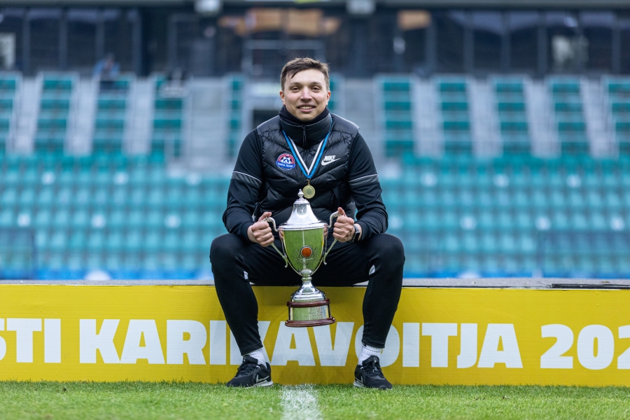 Transi tegevjuht Konstantin Burdakov 2023. aastal v&otilde;idetud Evald Tipneri karikaga. Foto: Katariina Peetson / jalgpall.ee