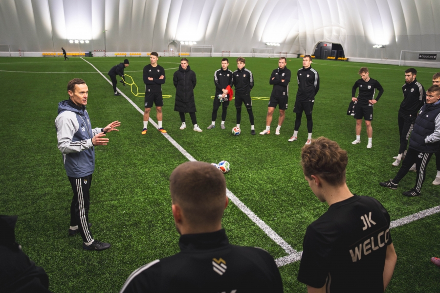 Welco laob p&otilde;hja Annem&otilde;isa jalgpallihallis. Foto: Kristjan Praks