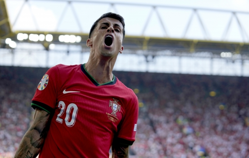 Barcelona krabas viimasel hetkel päästerõngast ja püüdis Saudi Araabiast võrku kogenud kaitsja