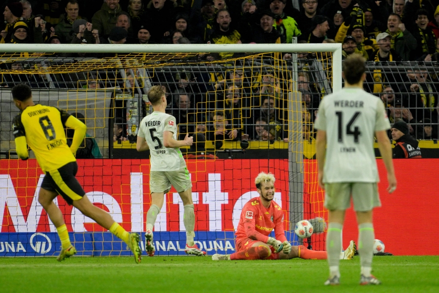 Kümnendat korda järjest pingil olnud Hein vaatas, kuidas Borussia kasutas ära Werderi kaitsjate lohakused