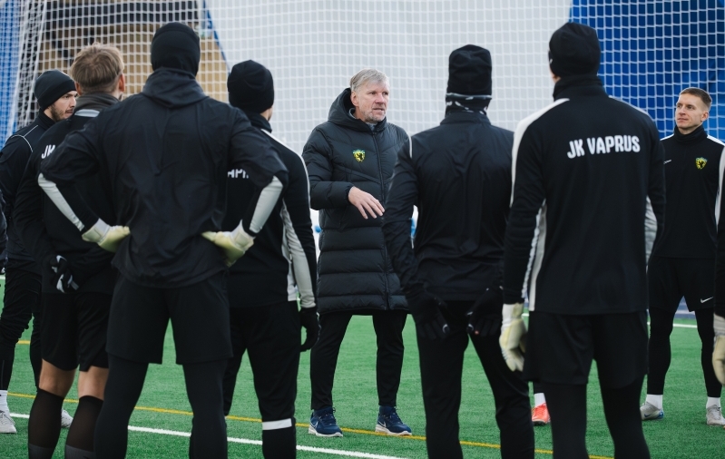 P&auml;rnu Vapruse peatreener Igor Prins ja m&auml;ngijad tema &uuml;mber. Foto: Liisi Troska / jalgpall.ee