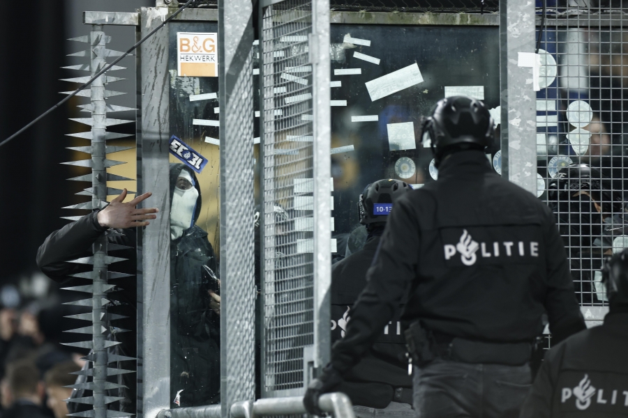 Kaos Hollandis! Politsei peksis Belgia klubi fännid staadionilt välja, mängijad lunastasid seevastu edasipääsu