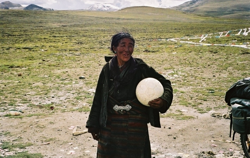 Jalgpallijumalaks kehastus 2002. aastal Tiibeti vanaproua, kelle saagiks langes pika reisi l&auml;binud FC Toompea pall. Foto: erakogu