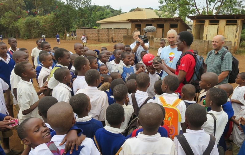 Tansaanias Moshis tegi Wend sealsete kooli&otilde;pilastega vahetuskaupa, saades Inglismaa koondise logoga jalgpalli asemele isetehtud kulunud palli. Foto: erakogu