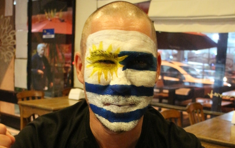 Uruguay koondise v&otilde;idu t&auml;histamine Melo linnas l&otilde;ppes Wennale n&auml;kkumaalitud riigilipuga. Foto: erakogu