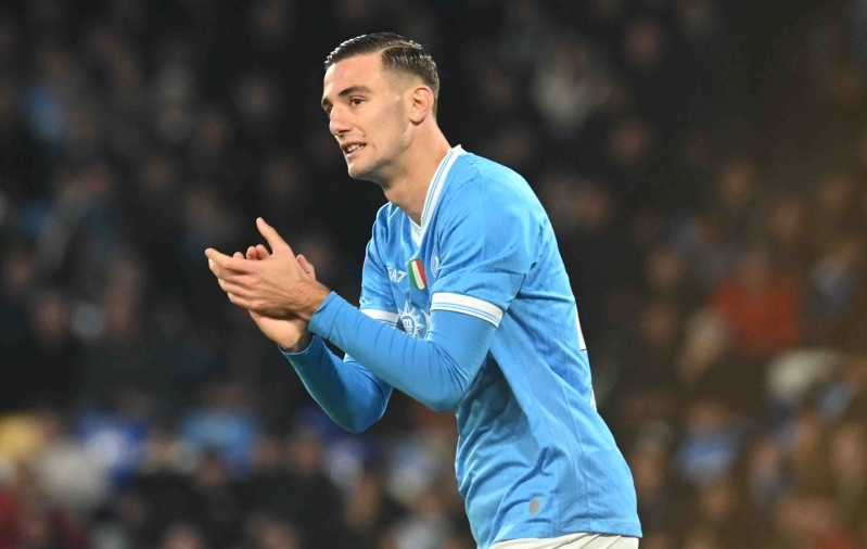 Kahemeetrine Itaalia koondise ründaja siirdus Napolist Inglismaa kõrgliigasse