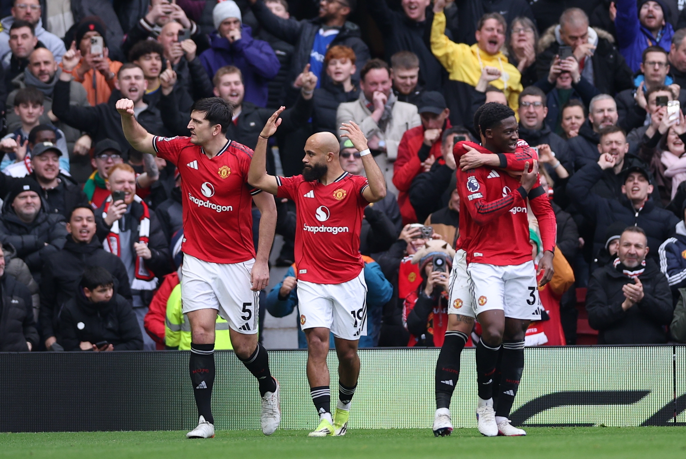 Juuksuriaja võib ära broneerida? Kombineerinud ja keerutanud Unitedil on käsil 4/4