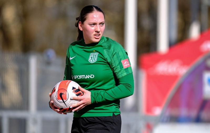 L&ouml;&ouml;gi k&otilde;htu saanud Flora kaitsja Anett Joandi suutis m&auml;ngu j&auml;tkata. Foto: Mauri Levandi