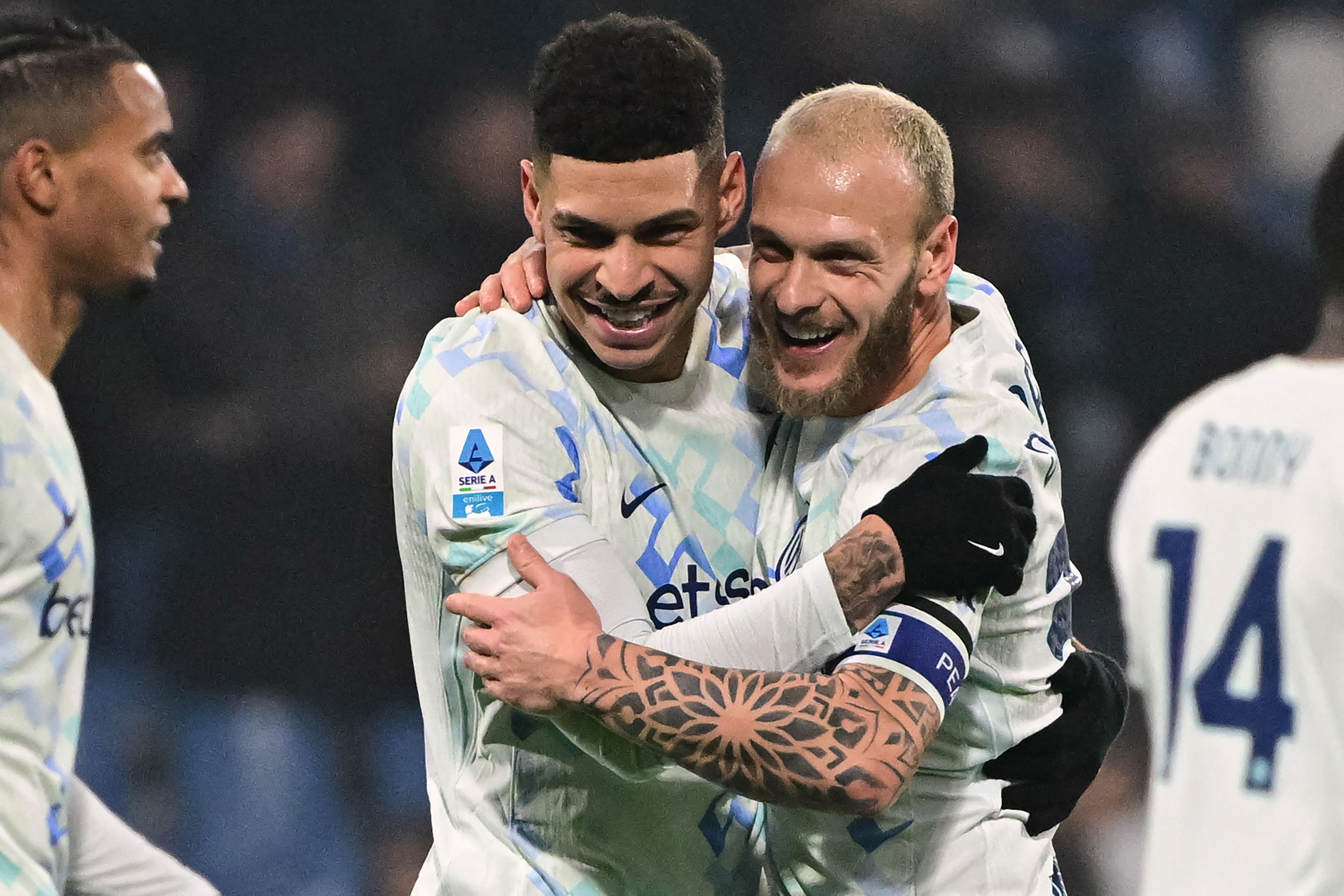 Luis Henrique (vasakul) t&auml;nab Federico Dimarcot suurep&auml;rase eelt&ouml;&ouml; eest. Foto: Scanpix / Piero Cruciatti / AFP