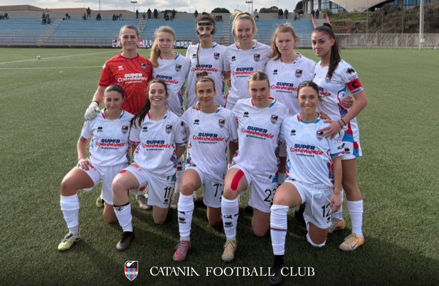 Kristina Teern &uuml;leval reas vasakult neljas, Mari Liis Lillem&auml;e all vasakult kolmas ja Liselle Palts neljas. Foto: Catania FC / Facebook