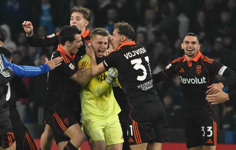 Otsustava penalti t&otilde;rjunud Como v&auml;ravavaht Jean Butez sai tiimikaaslastega edasip&auml;&auml;su t&auml;histada. Foto: Scanpix / Agostino Gemito / LiveMedia-IPA / ZUMA Press Wire