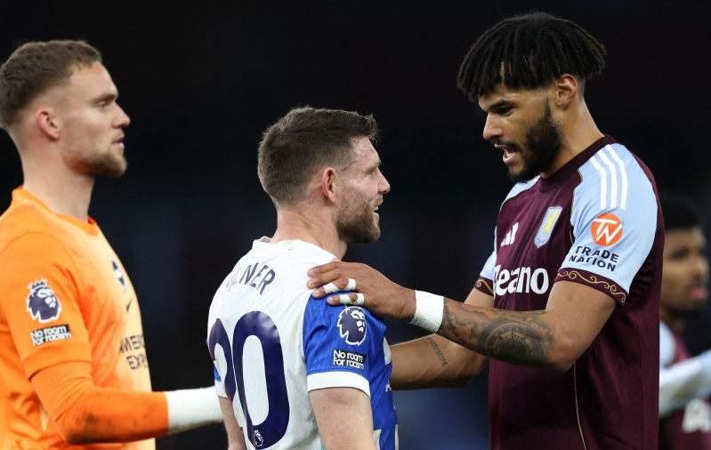 Aston Villa kaitsja Tyrone Mings (paremal) l&otilde;puvile j&auml;rel suure t&auml;hiseni j&otilde;udnud James Milneriga vestlust pidamas. Foto: Scanpix / Darren Staples / AFP