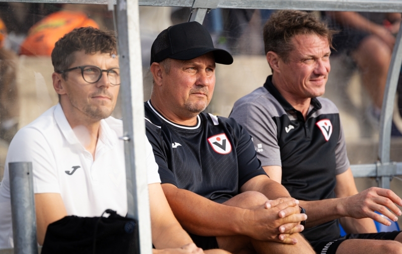 Ivo Lehtmetsalt (keskel) v&otilde;tsid teatepulga &uuml;le kaaspeatreeneritena Arli Salm (vasakul) ja Andres Oper (paremal). Foto: Katariina Peetson / jalgpall.ee