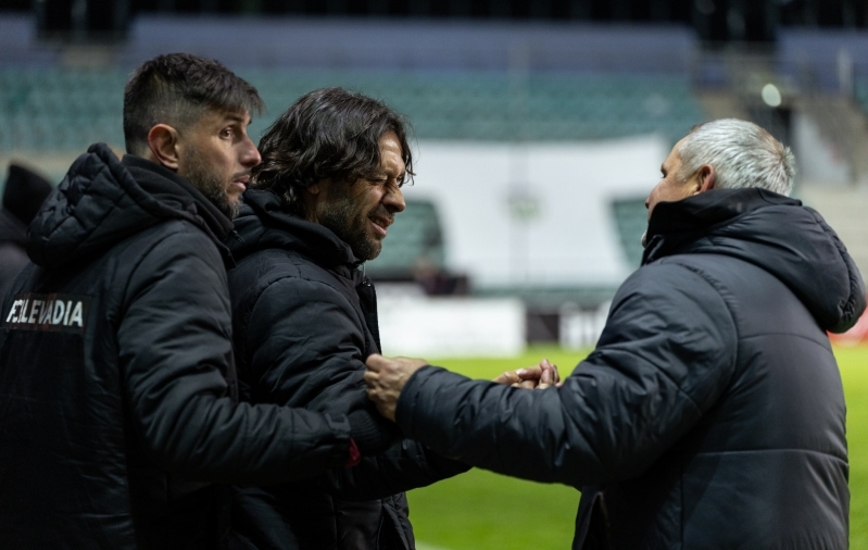 Ivo Lehtmets p&auml;rast karika poolfinaali lisaajal saadud kaotust Levadia treeneritetiimiga k&auml;tlemas. Foto: Katariina Peetson / jalgpall.ee