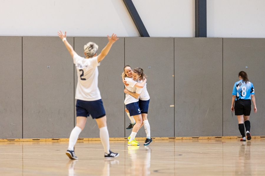 Anett Vilipuu ja Katrin Loo finaalm&auml;ngu avav&auml;ravat t&auml;histamas. Foto: Jana Pipar