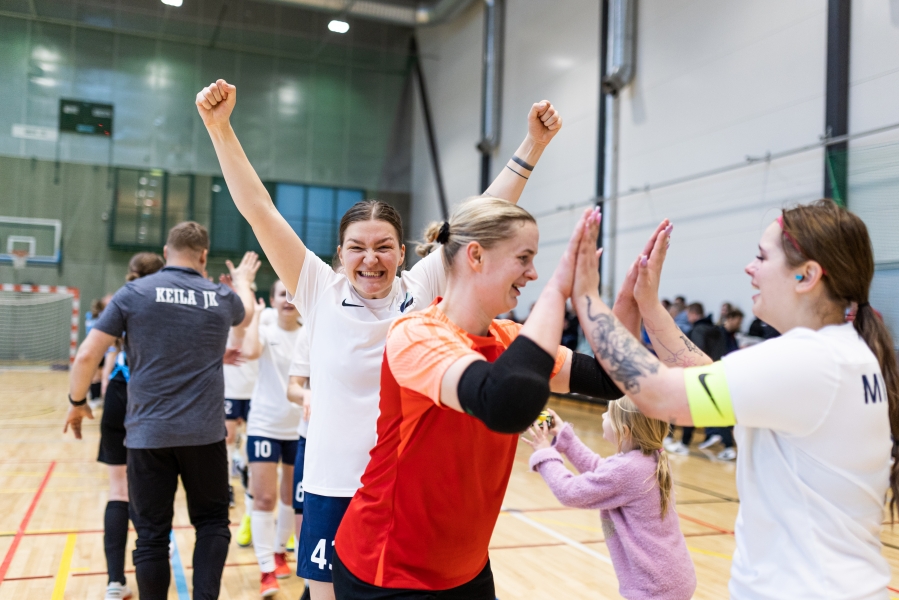 K&auml;ed on taeva poole Getriin Yalinil. Esiplaanil l&ouml;&ouml;vad patsu K&auml;rt Ojassaar ja naiskonna kapten Diana Migalenja. Foto: Jana Pipar