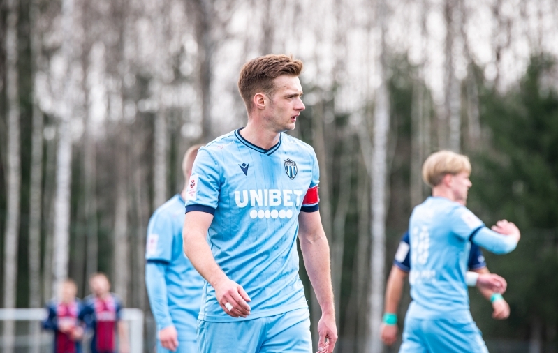 Elvaga liitus Premium liigas ligi 100 mängu pidanud vasakkaitsja