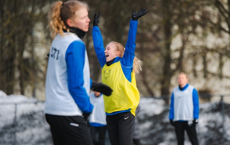 Galerii: naiste koondise treeningul said kollased vestid valgete vastu rõõmustada