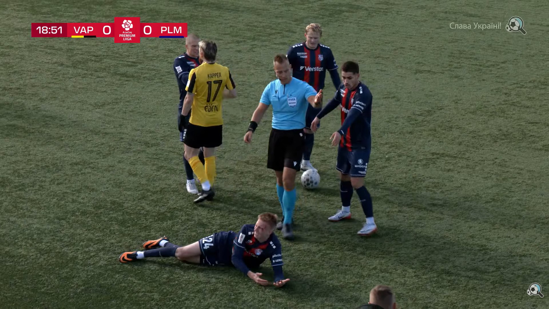 Sander Kapper on j&auml;tnud &auml;sja v&auml;ljakule lamama Romet Nigula ja saab n&uuml;&uuml;d koolitust Henrik Ojamaalt. Foto: Soccernet TV