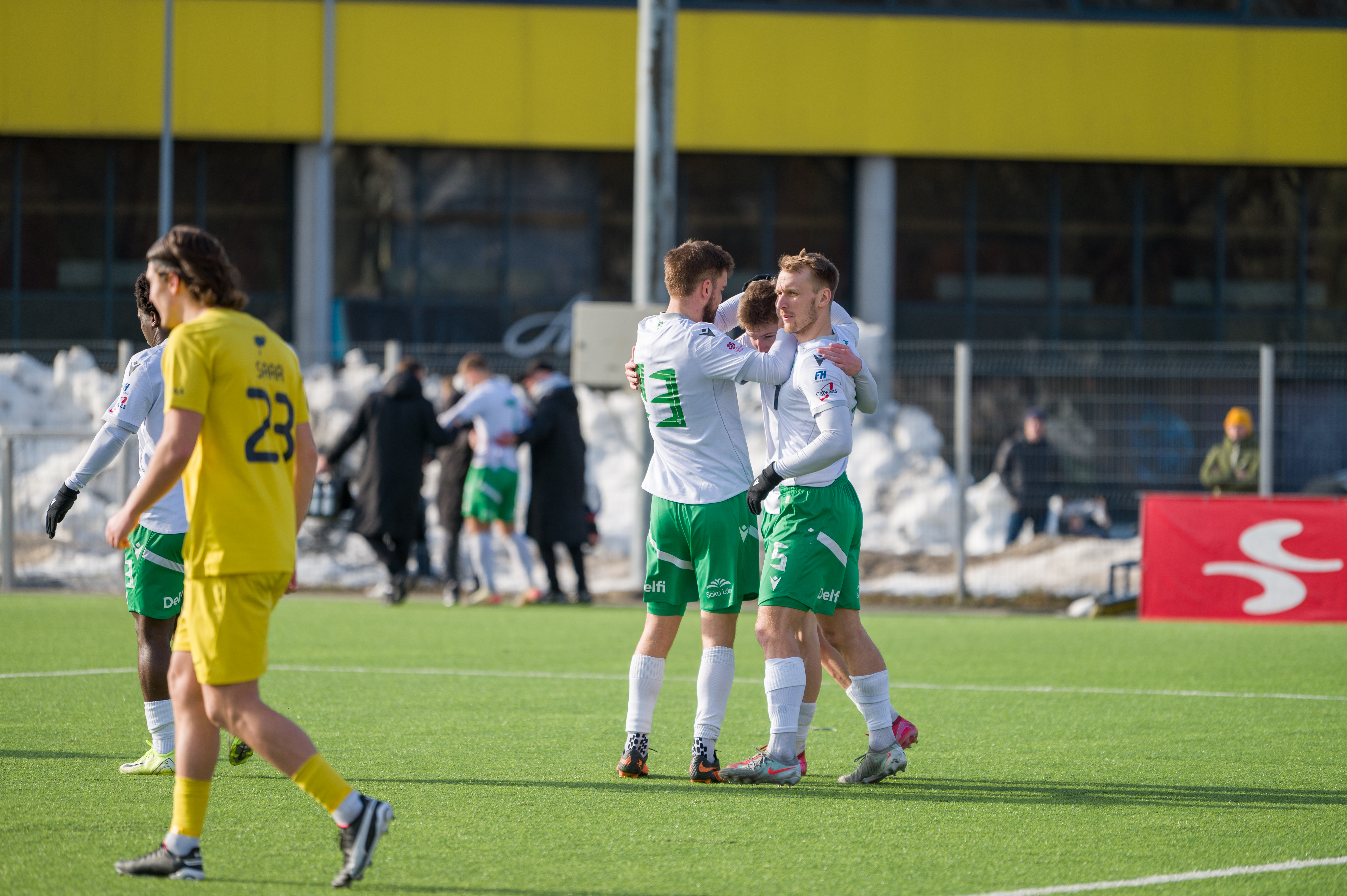 Maksimilian Skvortsov on &auml;sja realiseerinud penalti ja Levadia r&otilde;&otilde;mustab. Taamal tohterdavad arstid Gregor Lehtmetsa. Foto: Anna Andreas