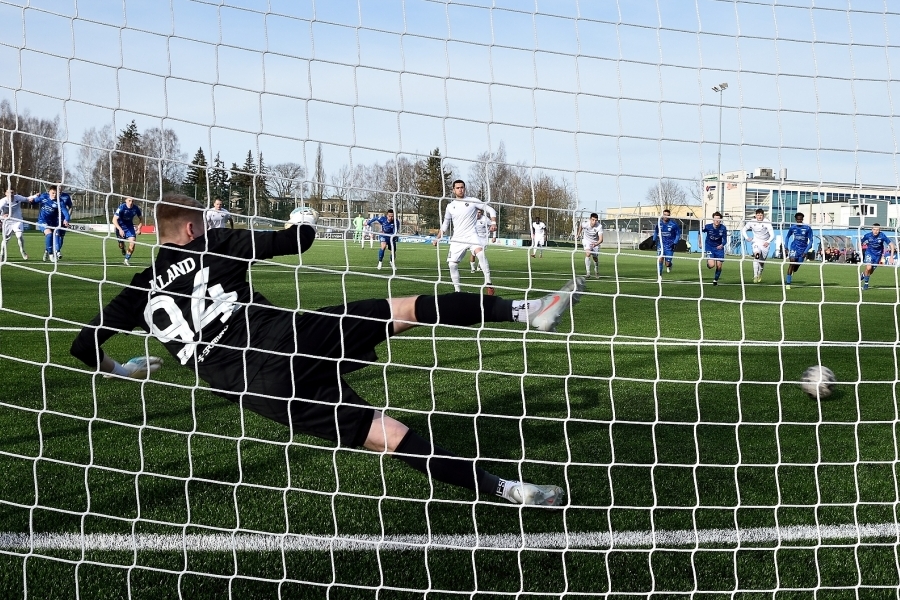 Nikita Ivanovi t&auml;pne penalti t&otilde;i Kaljule v&otilde;idu. Foto: Imre P&uuml;hvel