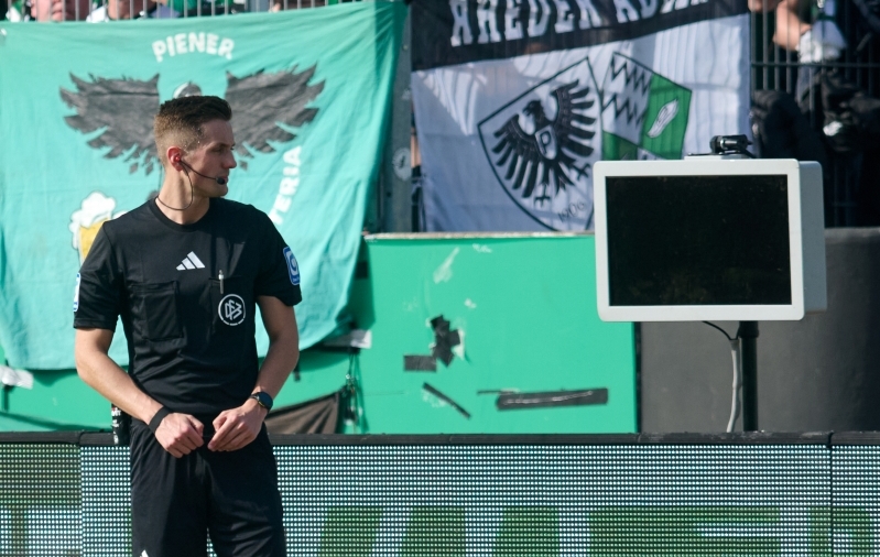 Kurioosum Saksamaal: maskis fänn ühendas VAR-monitori pistikupesast lahti