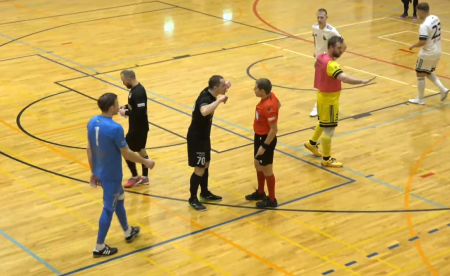 Qarabagi m&auml;ngija Aleksandr Starodub punase kaardi j&auml;rel kohtunikuga vaidlemas. Foto: ekraanit&otilde;mmis