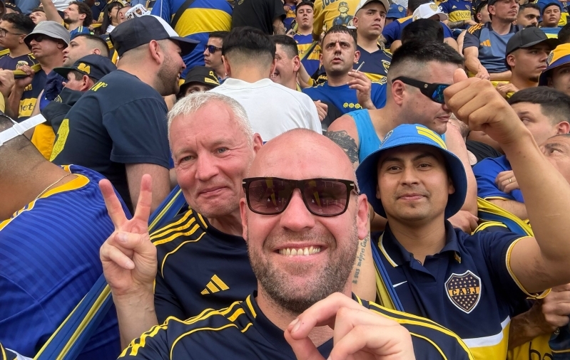 Loo autor (vasakul) ja jalgpalliajakirjanik Oliver Lomp keset ultraid. T&auml;iskiilutud otsatrib&uuml;&uuml;nil poolteist tundi enne avavilet &uuml;lalt alla laskuda oli paras pugemine.