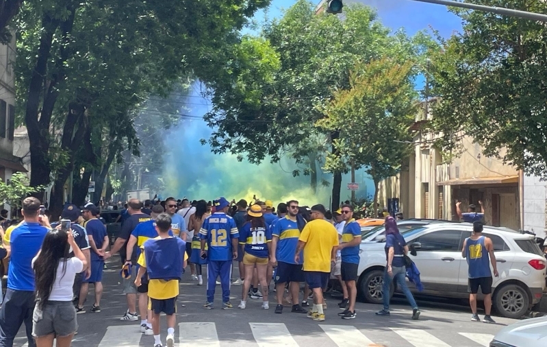 La Bombonera l&auml;hedastel t&auml;navatel k&auml;ib k&otilde;va trall ja lastakse sinikollast suitsu.