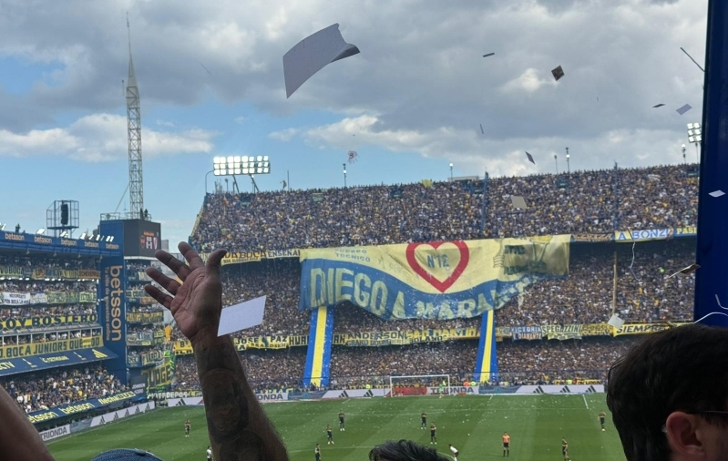 M&auml;ng algab ja hetkel on vaade v&auml;ljakule &uuml;sna hea. Vastastrib&uuml;&uuml;ni plagul klubi kuulsaim m&auml;ngija Diego Maradona. Kohe "kardinad" sulguvad ja m&auml;ngu ei n&auml;e.