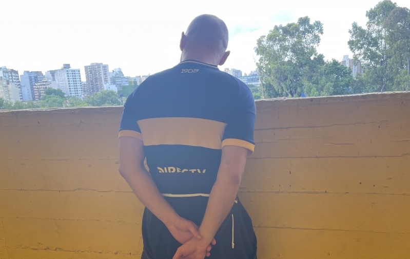 M&auml;ngitud on pool tundi ja me oleme trib&uuml;&uuml;nilt lahkunud: m&auml;ngu ei n&auml;e. Ei n&auml;e ka mujalt meie sektorist. Oliver seisab v&auml;ljap&auml;&auml;sutrepil ja on just teinud ettepaneku minna kuhugi baari m&auml;ngu vaatama. Uskumatu lugu!