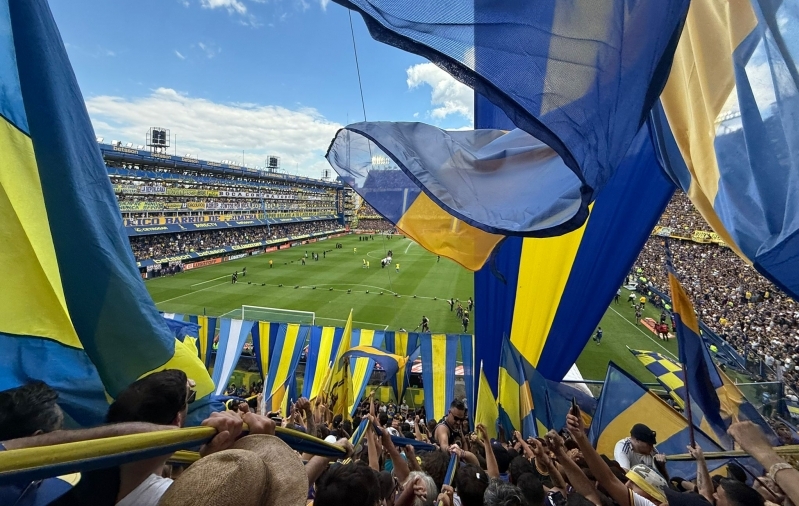 Boca Juniorsi v&auml;rvides lipuviirud ootavad all oma hetke: peagi t&otilde;mmatakse nad &uuml;le trib&uuml;&uuml;ni pingule.