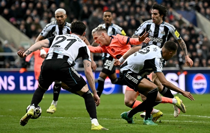 Malick Thiaw tegi m&auml;ngu l&otilde;pus penaltiv&auml;&auml;rilise vea Dani Olmo vastu. Foto: Scanpix / Paul Ellis / AFP