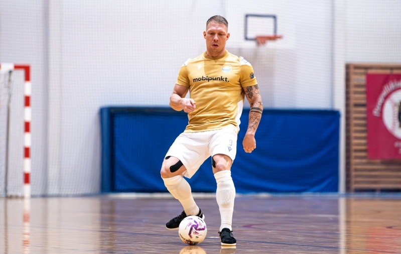 Veel 2022. aastal m&auml;ngis Trevor Elhi Premium liigas N&otilde;mme Kalju eest, aga n&uuml;&uuml;d teeb ta tegusid saalivutis. Foto: Liisi Troska / jalgpall.ee