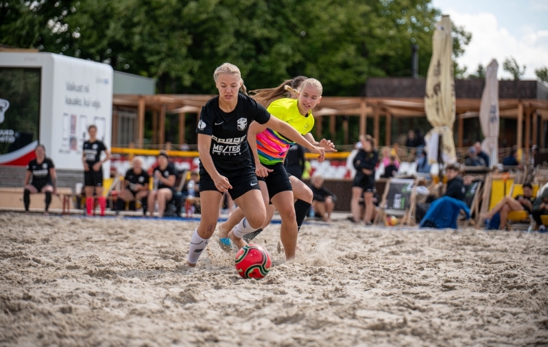 Carmen Elisabeth Loime (paremal) on lisaks murujalgpalli ja saalivuti m&auml;ngimisele ka &uuml;ks Eesti naiste-rannajalgpalli eestvedajaid! Foto: Mihkel Naukas