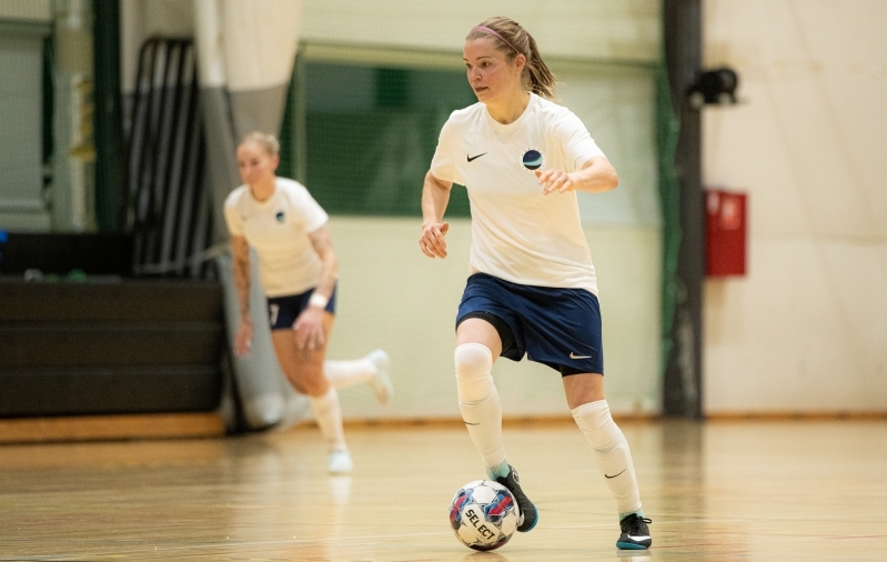 Veel 2020. aastal Eesti murujalgpallikoondise kapten olnud Katrin Loo esindab n&uuml;&uuml;d saalis Tallinna Aurora Futsali v&auml;rve. Foto: Liisi Troska / jalgpall.ee