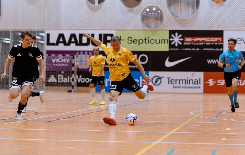 Andrei Tjunini h&auml;mmastavalt pikk m&auml;ngijakarj&auml;&auml;r on teda Eesti tipptasemel jalgpalliga sidunud juba &uuml;le 30 aasta! Pikalt hoidis ta enda k&auml;es Premium liiga ajaloo noorima m&auml;ngija rekordit, deb&uuml;teerides Tartu Merkuuri eest 1994. aastal vaid 14-aastasena. T&auml;nap&auml;eval, 46-aastaselt l&ouml;&ouml;b ta kaasa saalivuti meistriliigas. Foto: Marleen M&auml;lk