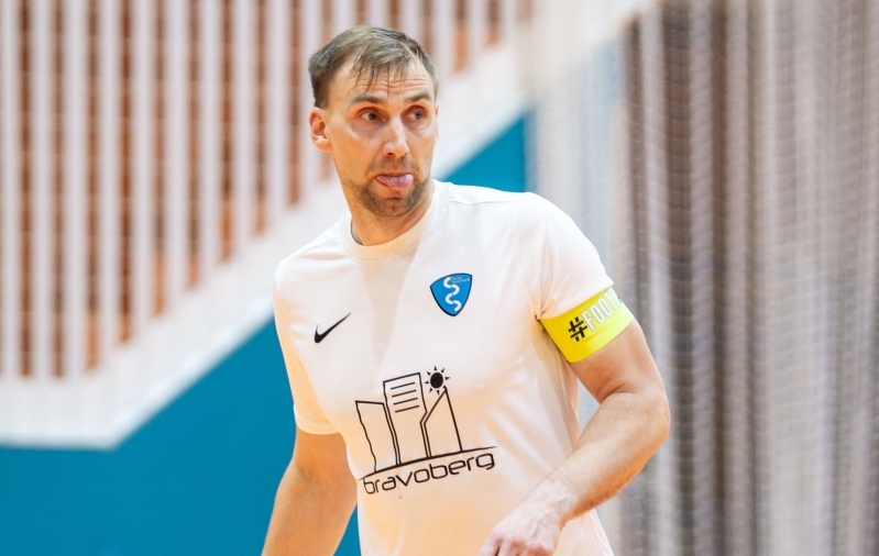 Igip&otilde;lise amat&ouml;&ouml;rm&auml;ngijana kogus Rauno Tutk endale Premium liigas lausa 405 m&auml;ngu, neist viimased 2022. aastal FC Kuressaare s&auml;rgis. Sellest ajast saati on ta tegutsenud saalijalgpallurina. Foto: Siim J&auml;nes