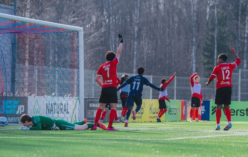 Pa Modou Sohna v&auml;rav t&uuml;histati suluseisu t&otilde;ttu. Foto: Liisi Troska / jalgpall.ee