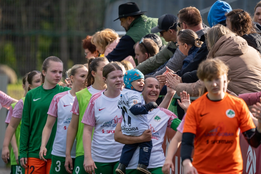 &Uuml;ks oli kindel. Oli periood edukas v&otilde;i mitte, aga Elva publik oli oma naiskonda iga ilmaga toetamas. Foto: Siim J&auml;nes