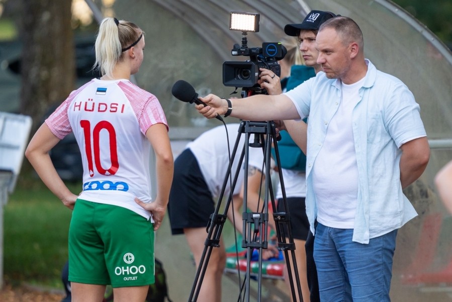 Mullu j&auml;lgis Kalmer Klettenberg (intervjueerija) m&otilde;nda Elva m&auml;ngu kohapealt, aga teises rollis. Foto: Siim J&auml;nes