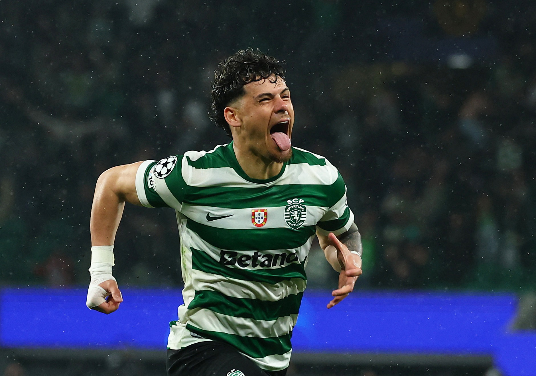 Maximiliano Araujo v&auml;rav pani Sportingu v&auml;gevale &otilde;htule v&otilde;iduka punkti. Foto: Scanpix / Pedro Nunes / Reuters
