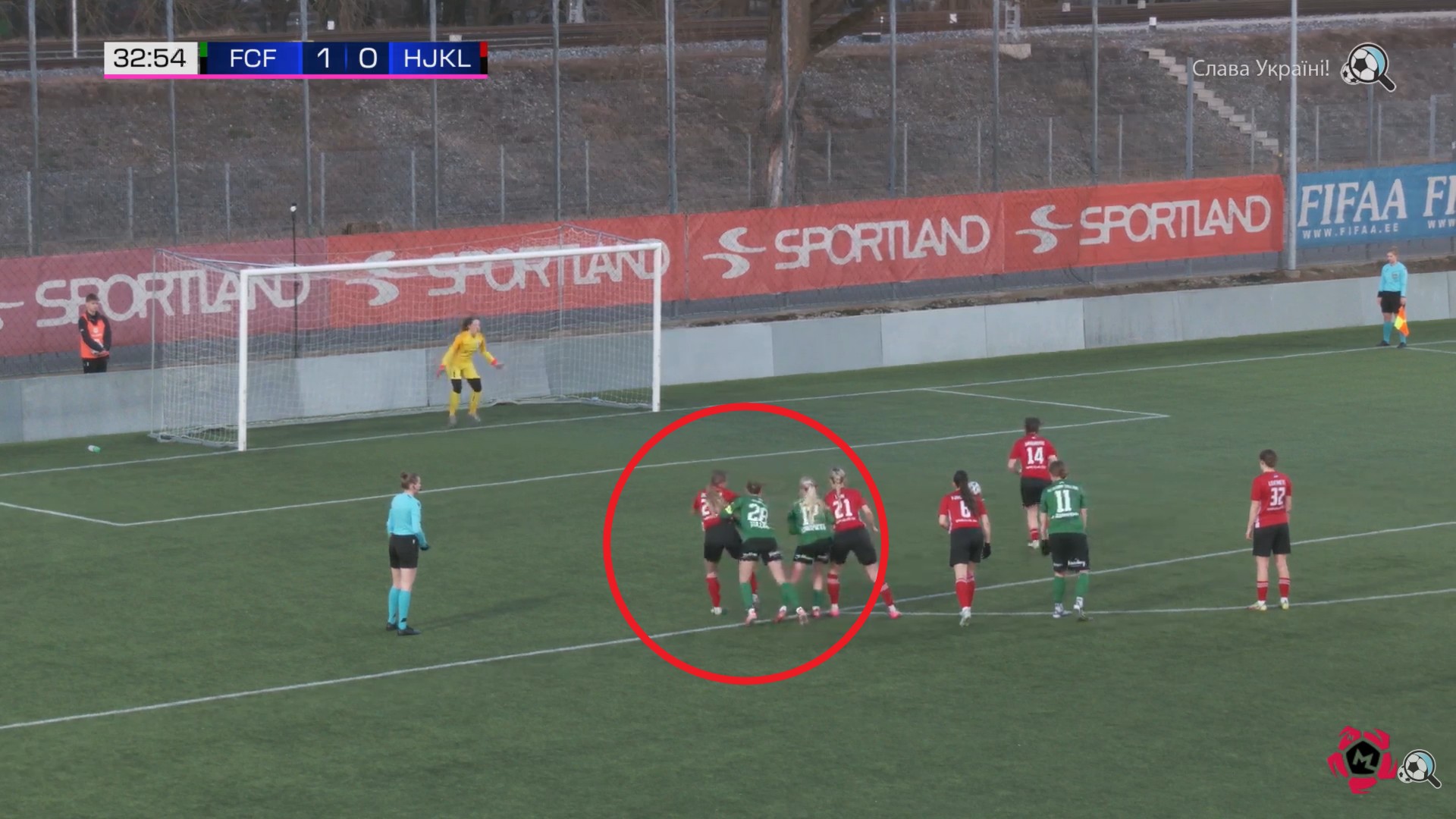 Kristiina Tullus (Flora nr 28) on &auml;sja l&uuml;kanud Marian Jaarmani (Harju nr 24) karistusalasse. M&otilde;ne meetri kaugusel olev peakohtunik Terke Kram loeb selle m&auml;&auml;rustevastaseks karistusalasse sisenemiseks. Foto: Soccernet TV