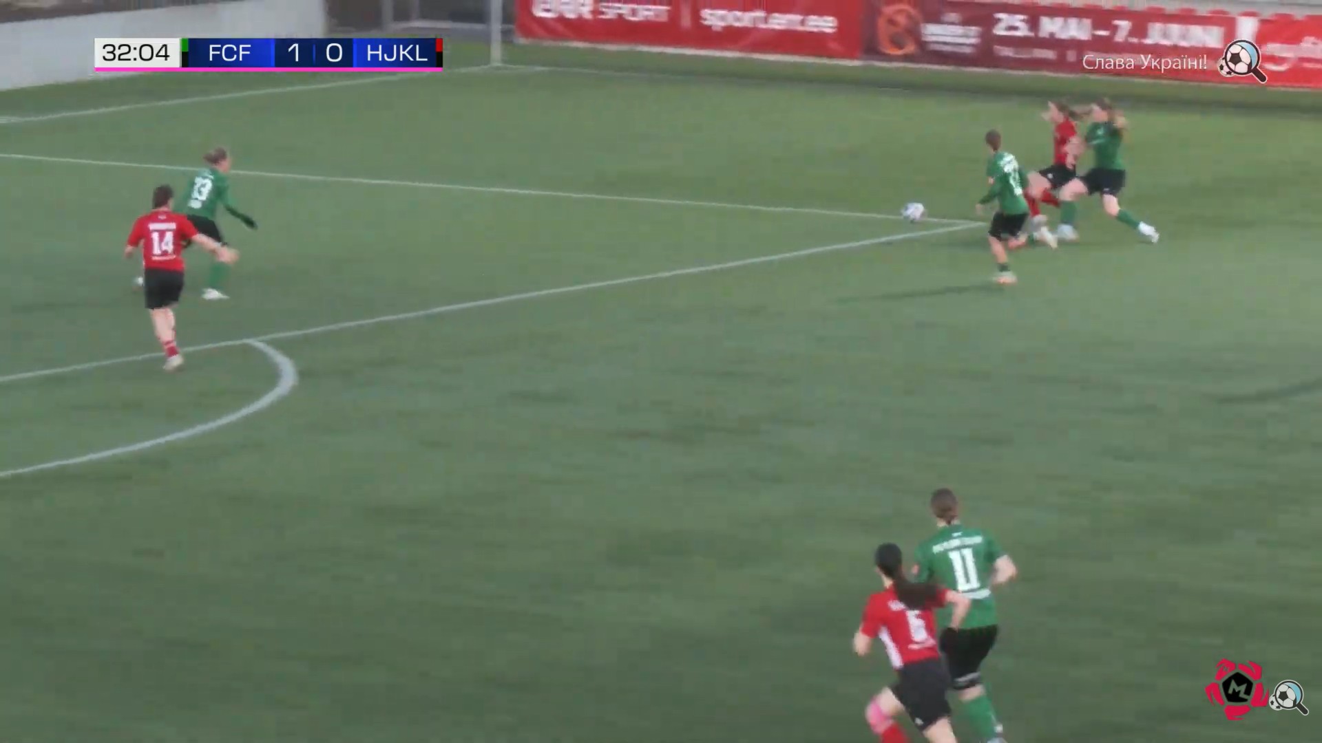 Sellest olukorrast fikseeritakse kuuesekundilise m&otilde;ttepausi j&auml;rel viga ja m&auml;&auml;ratakse penalti, ehkki kontakt leidis selgelt aset v&auml;ljaspool karistusala. Foto. Soccernet TV