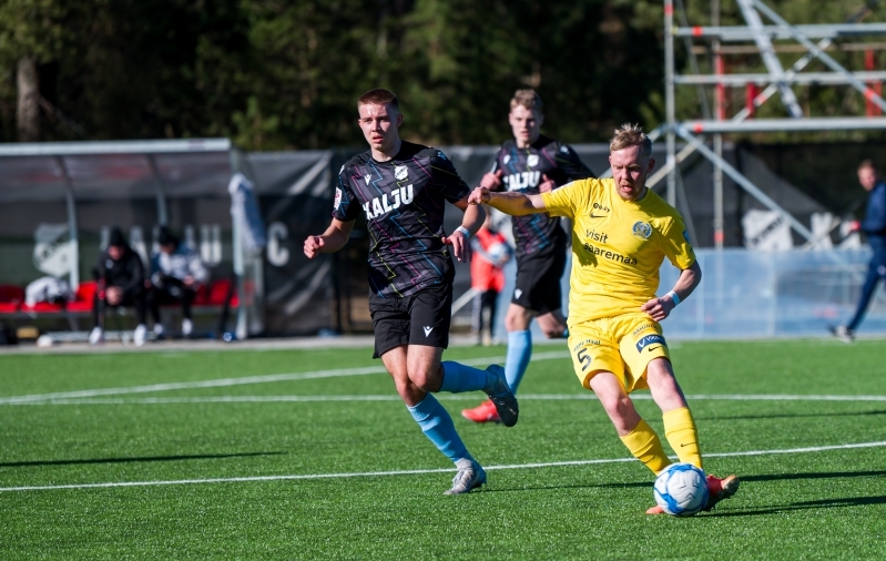 Sander Sinilaid (palliga) pidas oma 500. Premium liiga m&auml;ngu. Foto: Anna Andreas