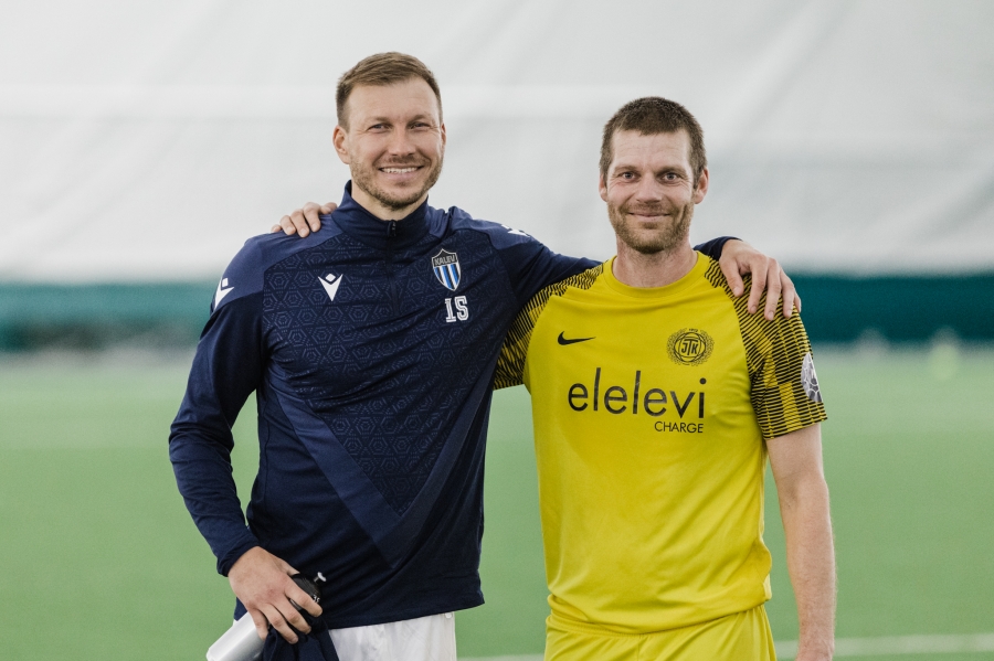 Ragnar Klavan madistas Esiliiga B m&auml;ngus Kaimar Saagi vastu. Foto: Kris S&uuml;ld