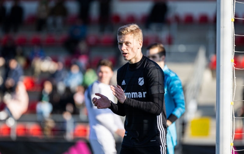 Komissarov ja Tunjov said mõlemad täismängu ja kollase, Minija jätkab täiseduga