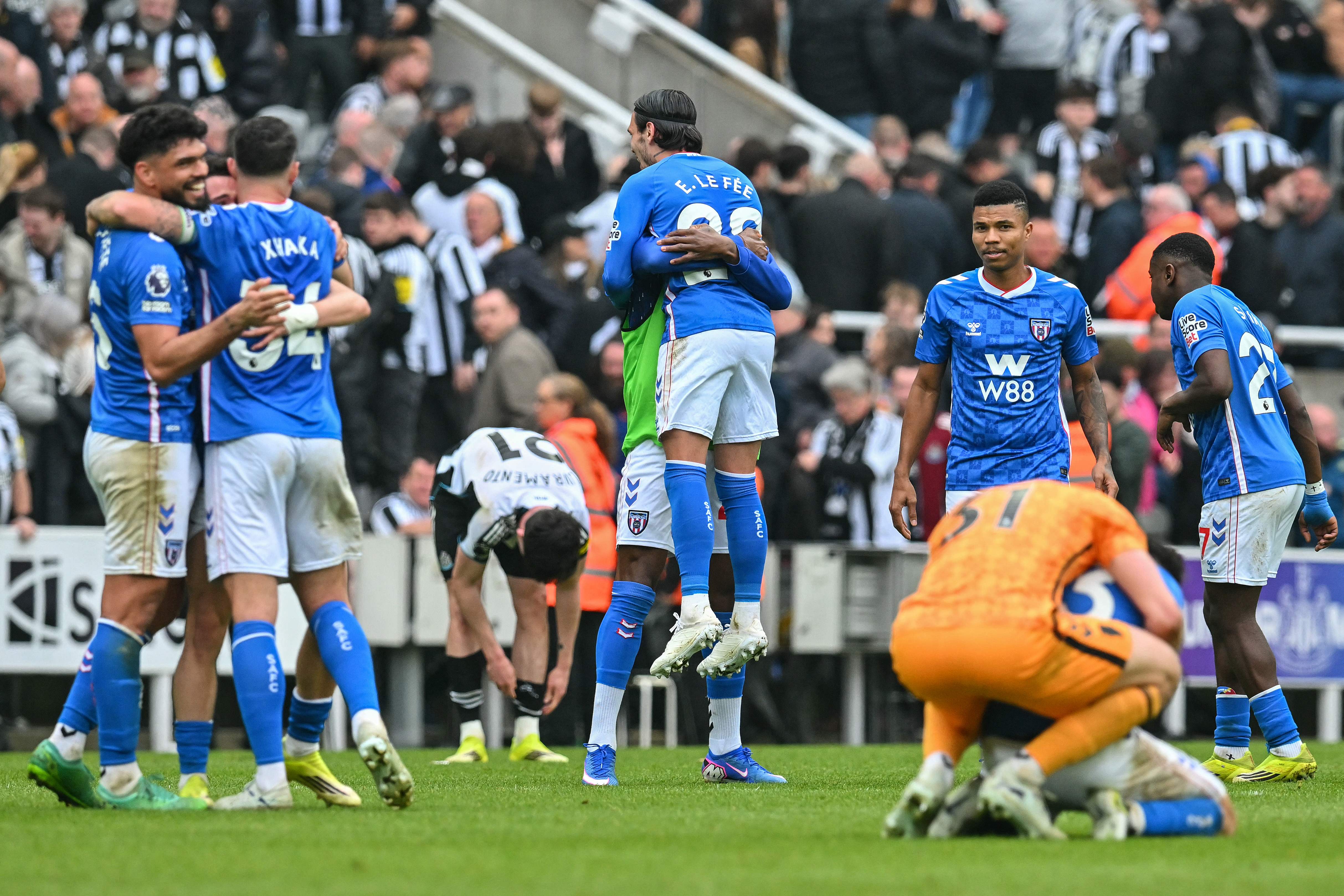 See juhtus jälle! Kirde-Inglismaa värvus teist korda punavalgeks  (Spurs lähedal kukkumisele!) 