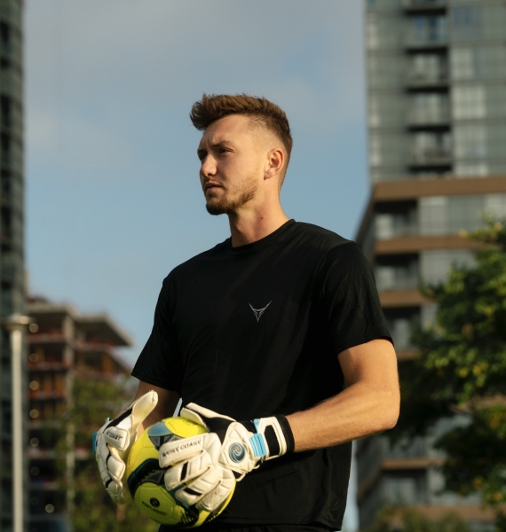 Andreas Vaikla oma kindabr&auml;ndi kinnastega. Foto: erakogu